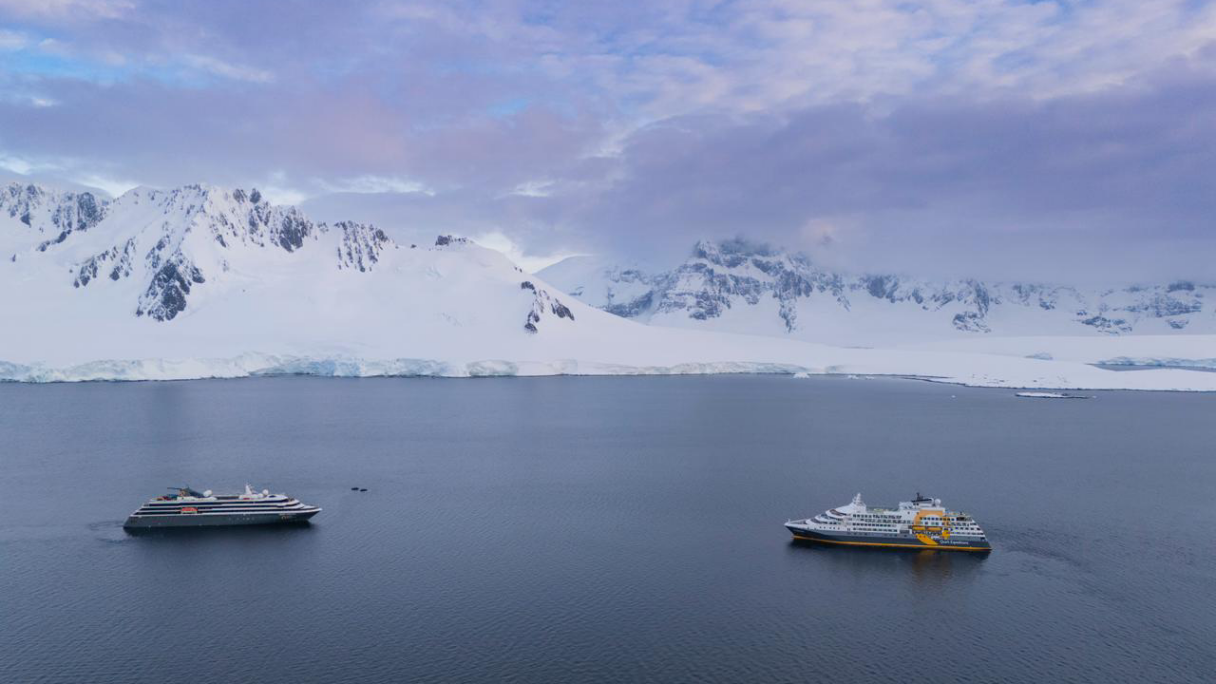 Spotkanie dwóch wycieczkowców polarnych u wybrzeży Antarktydy