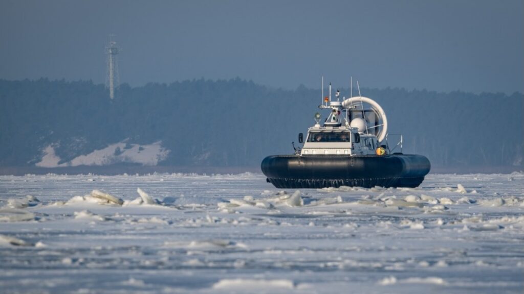 Zimowa aura Zalewu Wiślanego. Poduszkowce MOSG / Portal Stoczniowy