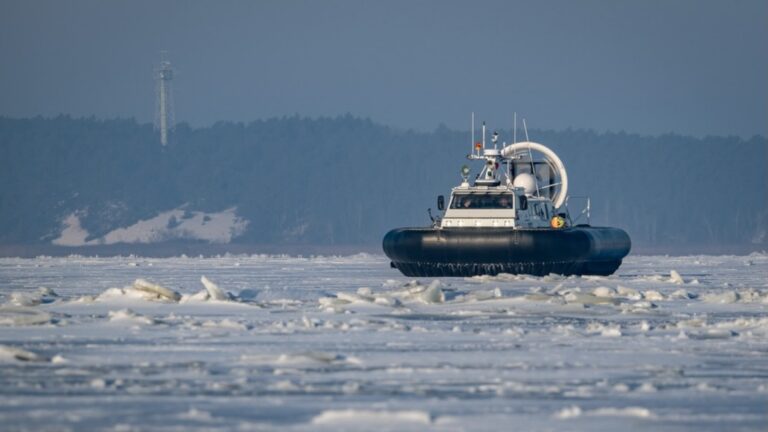 Zimowa aura Zalewu Wiślanego. Poduszkowce MOSG / Portal Stoczniowy