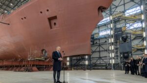 Premier Donald Tusk w PGZ Stoczni Wojennej. Wizyta, przekaz i deklaracje / Portal Stoczniowy