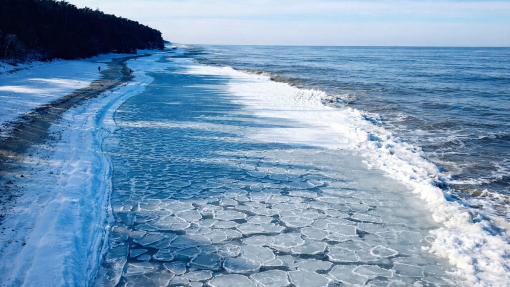Zimowe ferie nad skutym lodem morzem / Portal Stoczniowy