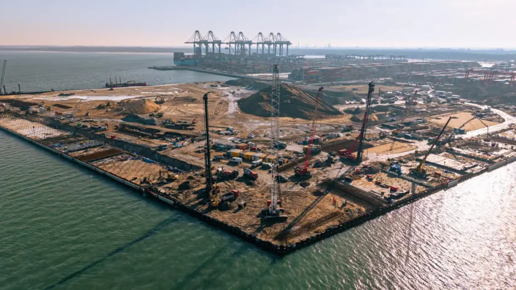 Budowa terminala T5 przyspiesza po zimie – intensywne prace na placu budowy / Portal Stoczniowy