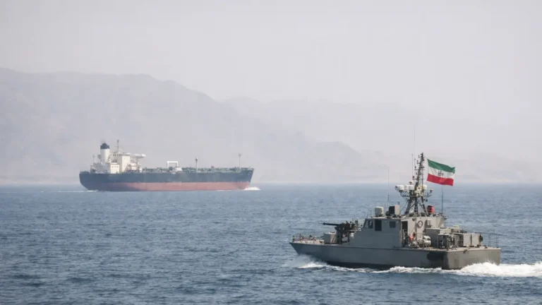Cieśnina Ormuz tylko pozornie otwarta. O przejściu statków wciąż decyduje Teheran / Portal Stoczniowy