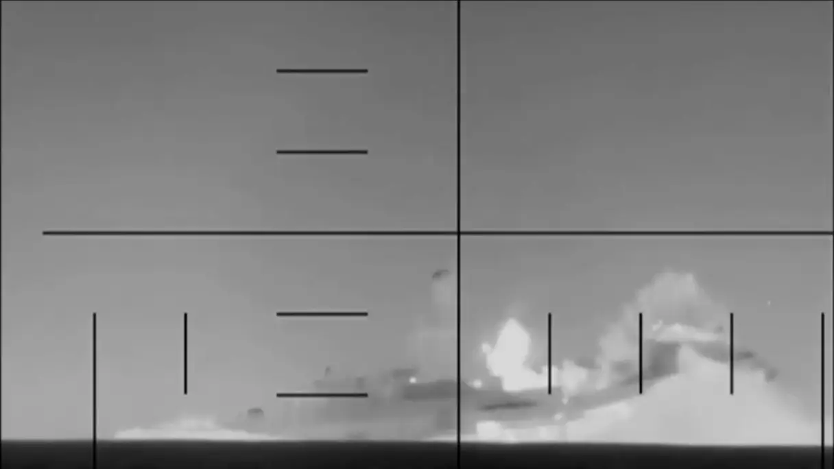 Irańska fregata IRIS Dena trafiona torpedą Mk-48. Nagranie z momentu uderzenia / Portal Stoczniowy