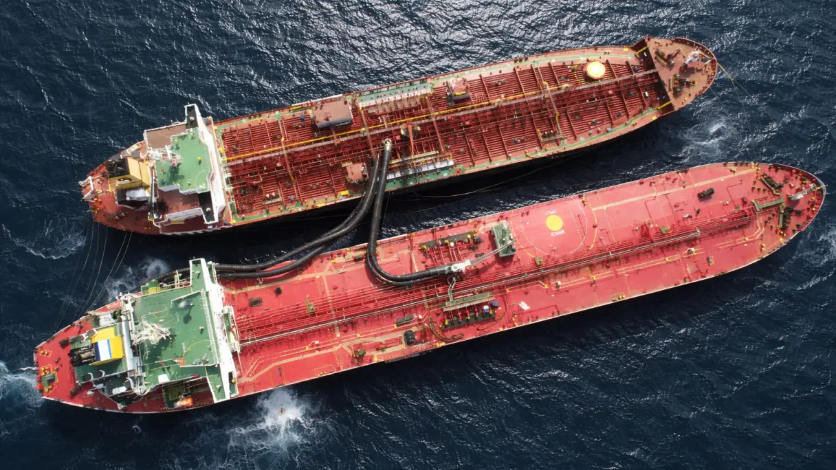 "Flota cieni" Iranu. Jak tankowce omijają sankcje i transportują ropę na morzu / Portal Stoczniowy